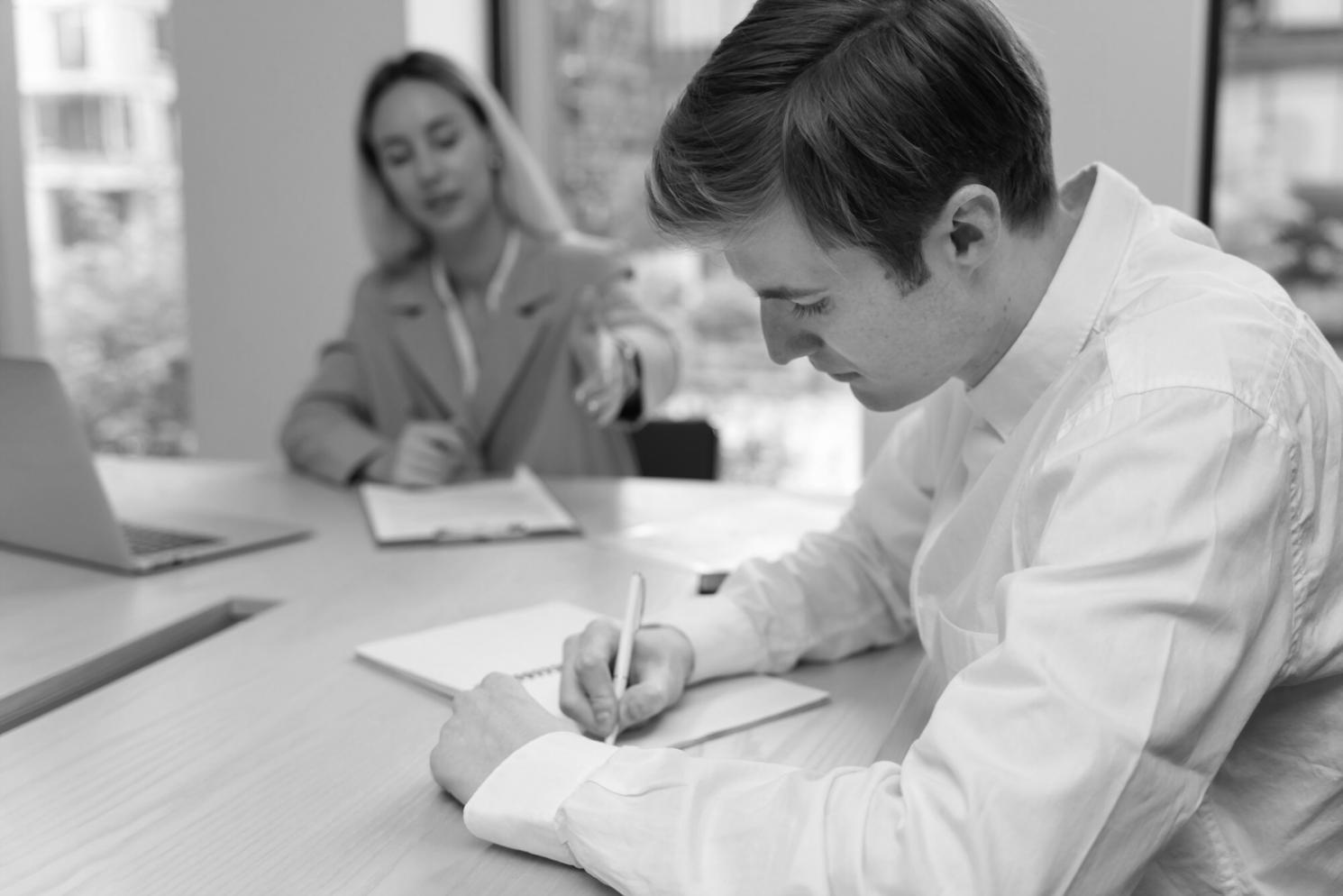 Professionelle Budgetberatung in modernem Büroumfeld
